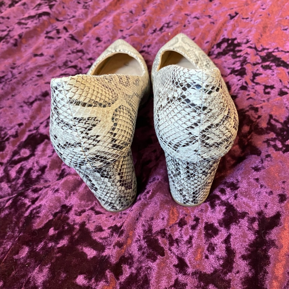 Women’s Size 12 Tan Snakeskin Pump. - Picture 3 of 8